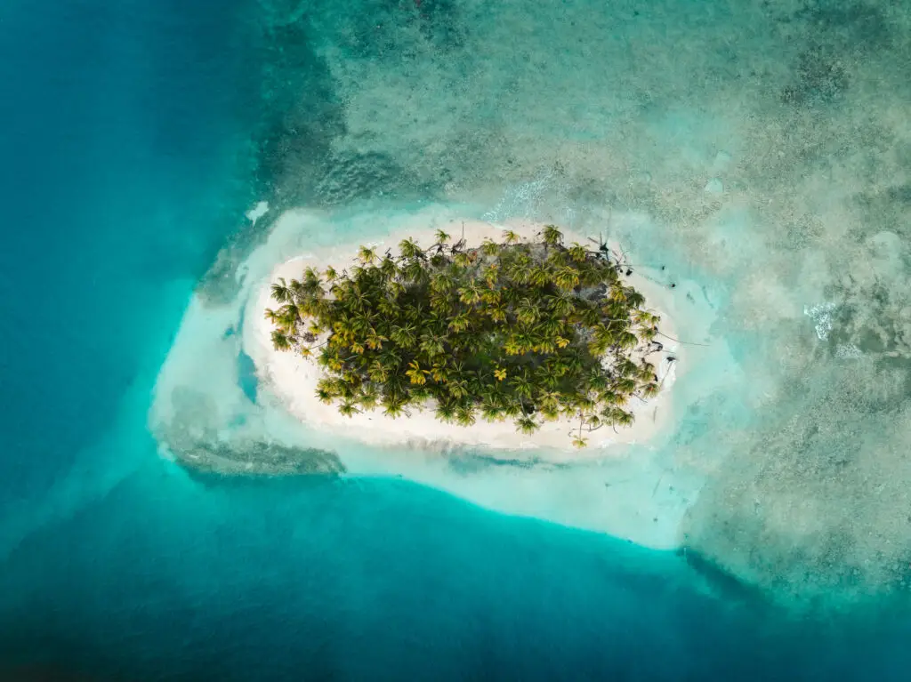 Scenic view of the San Blas Islands in Panama, featuring lush green landscapes, white sandy beaches, and crystal-clear turquoise waters, perfect for sailing adventures.