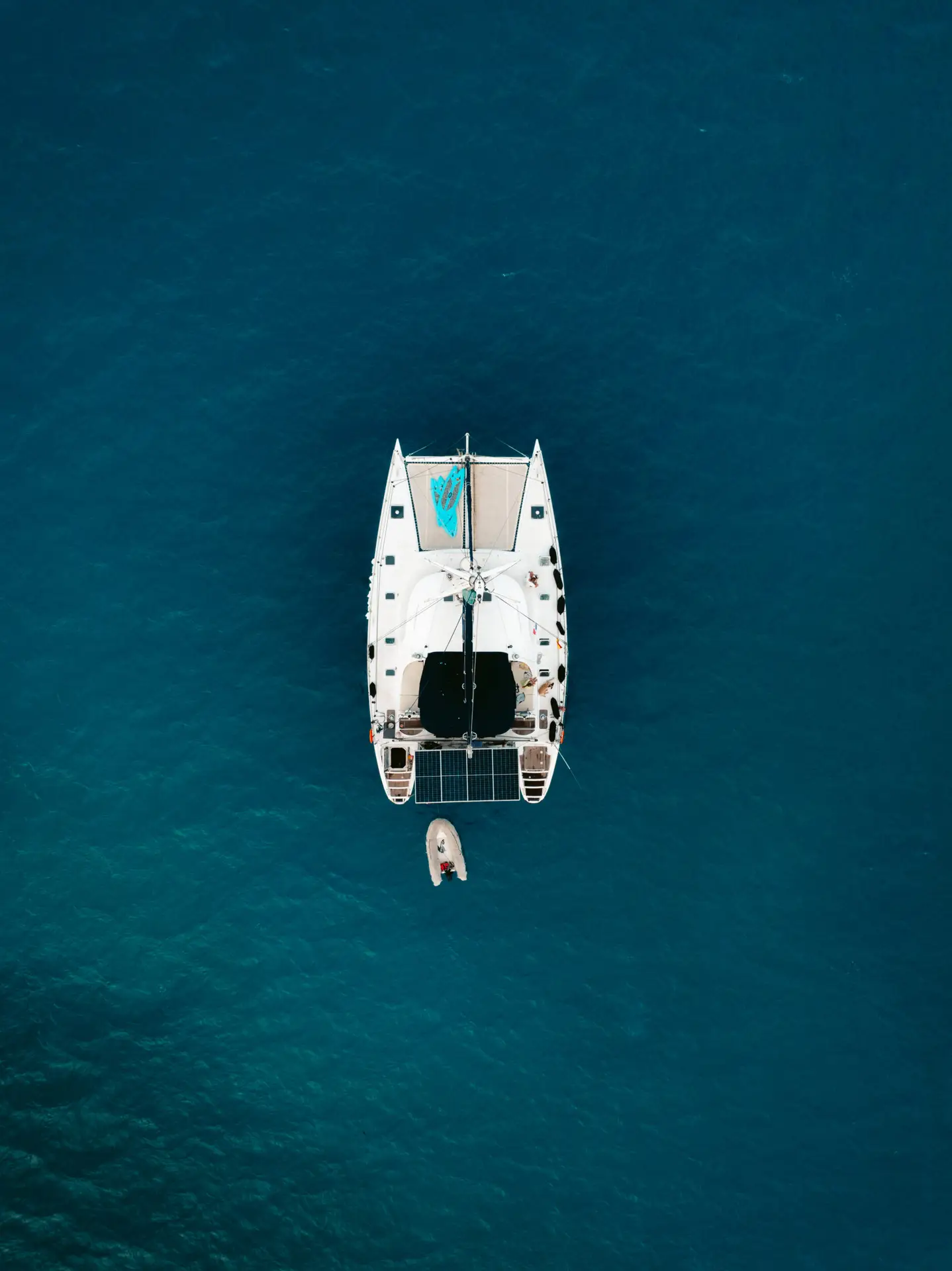 Scenic view of the San Blas Islands in Panama, featuring lush green landscapes, white sandy beaches, and crystal-clear turquoise waters, perfect for sailing adventures.