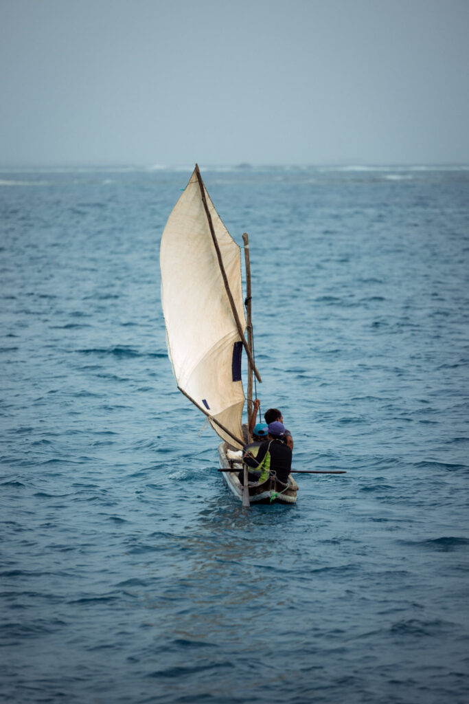A traditional Guna Ulu canoe glides across calm turquoise waters